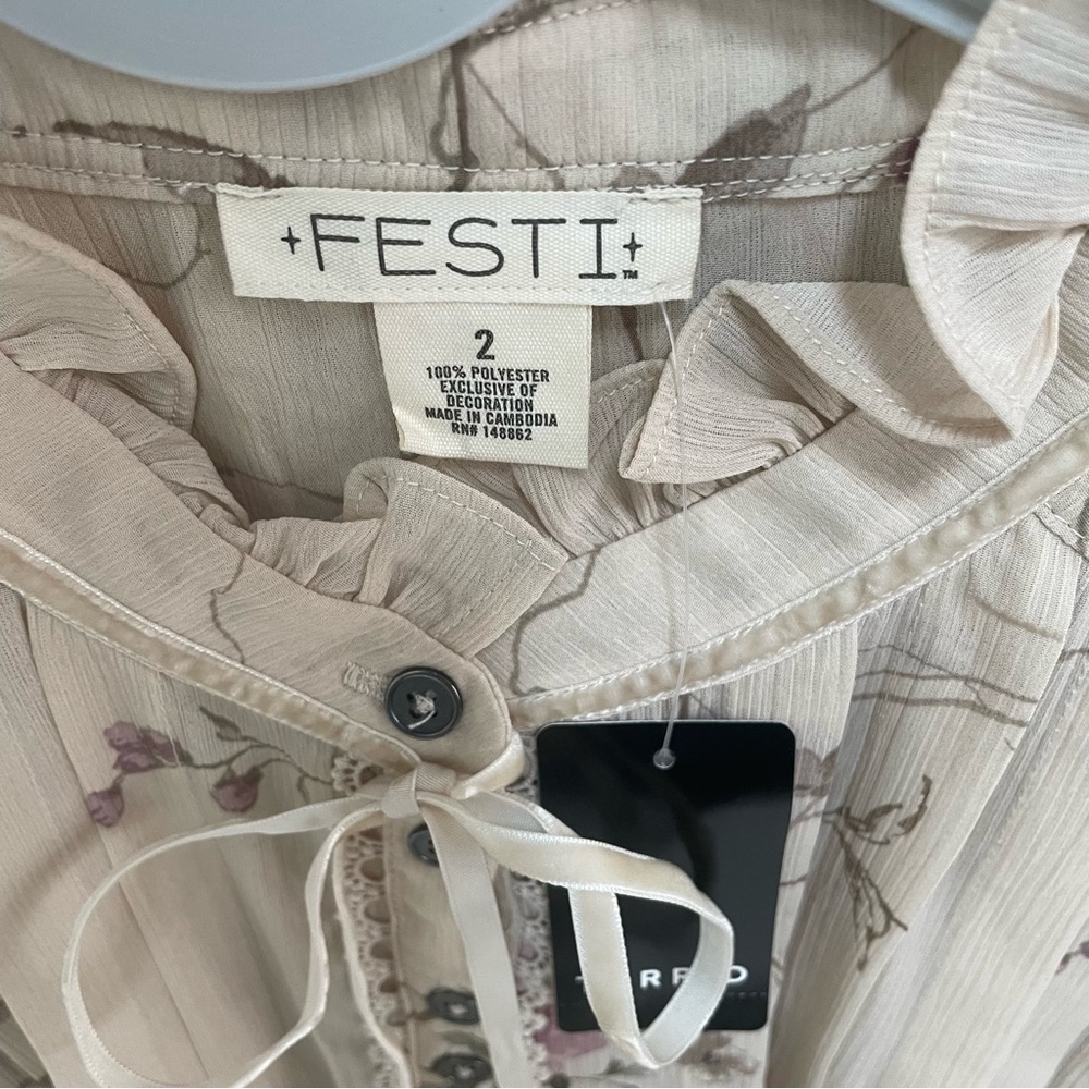 NWT Torrid Festi Ivory Floral Pleated Ruffle Neck Ribbon Accent Romantic Blouse - Picture 3 of 12